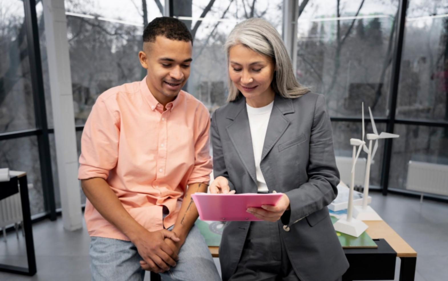 Finanzplanung Arbeitsplatz mit Dokumenten und Taschenrechner